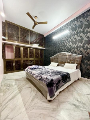 Trilok P Guest House - Dashashwamedh Ghat Near Kashi Vishwanath Temple